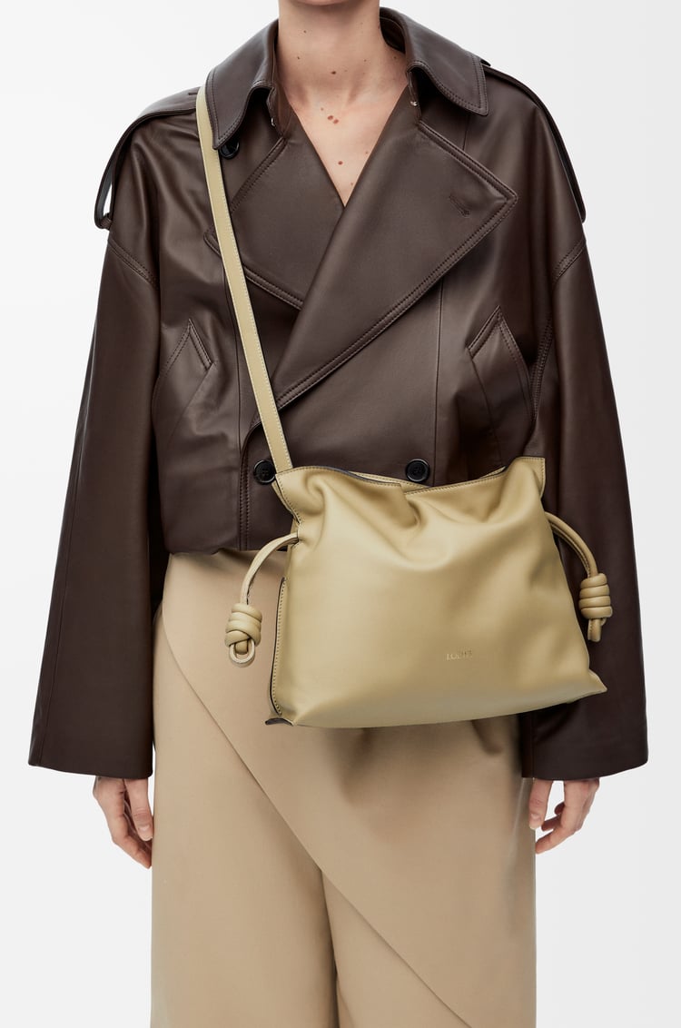 LOEWE Bolso Flamenco Clutch mediano en piel napa de ternera Verde Arcilla