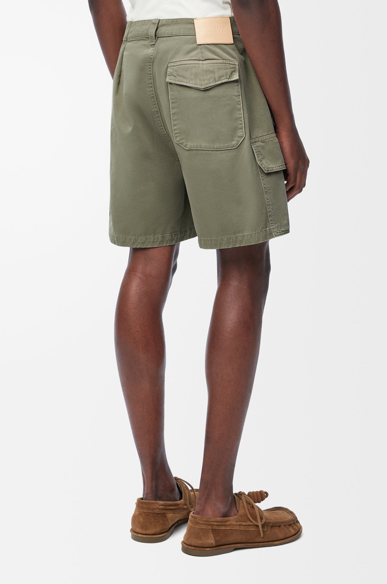 LOEWE Pantalón corto cargo en algodón Salvia