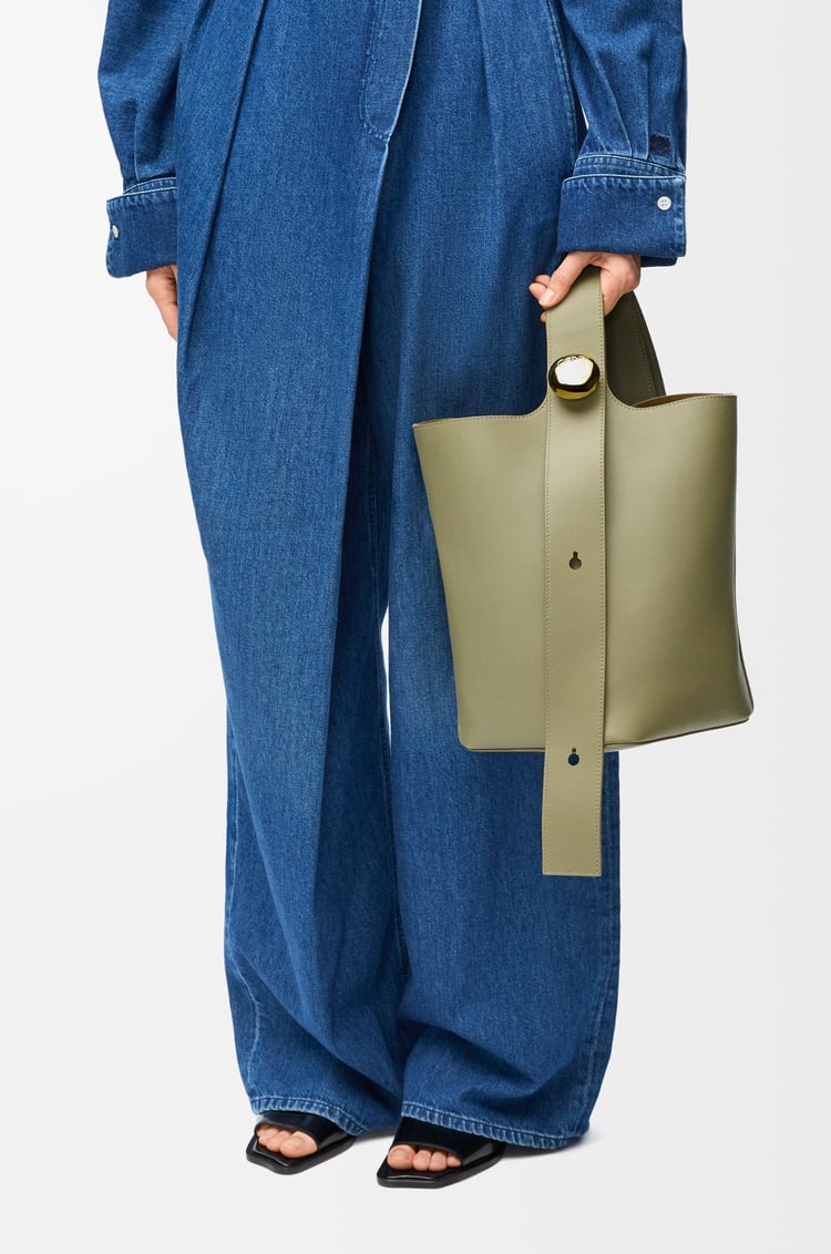 LOEWE Medium Pebble bucket in smooth calfskin Eucalyptus Green