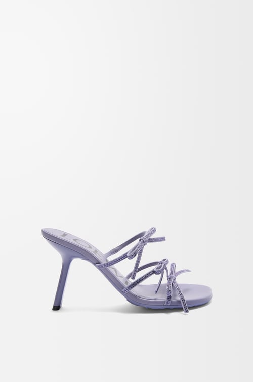 LOEWE Sandalia Petal en ante con pedrería Lila