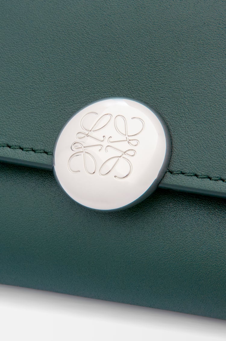 LOEWE 亮面納帕小牛皮 Pebble 小型直式錢包 深森林色